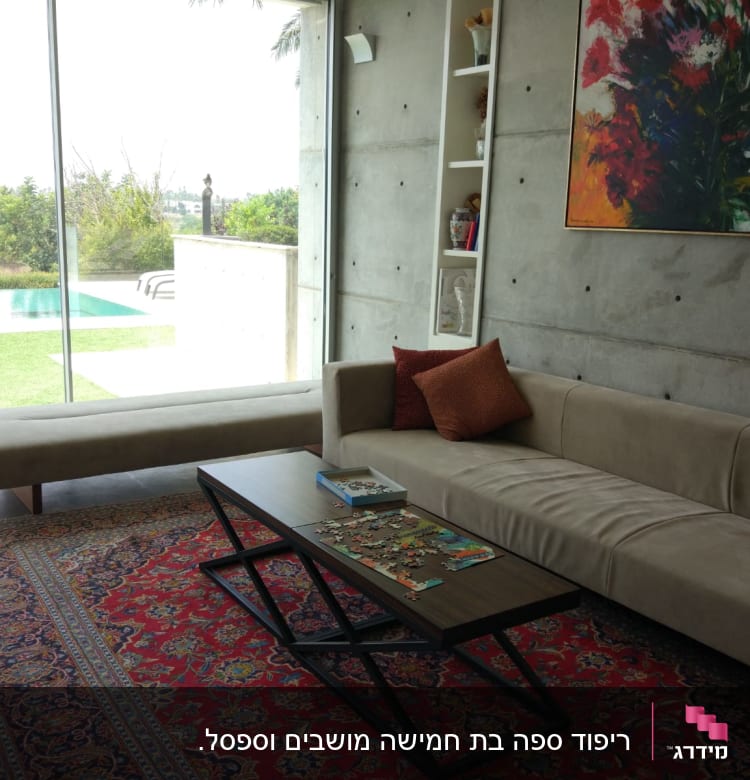 ספה עם כריות על שטיח צבעוני